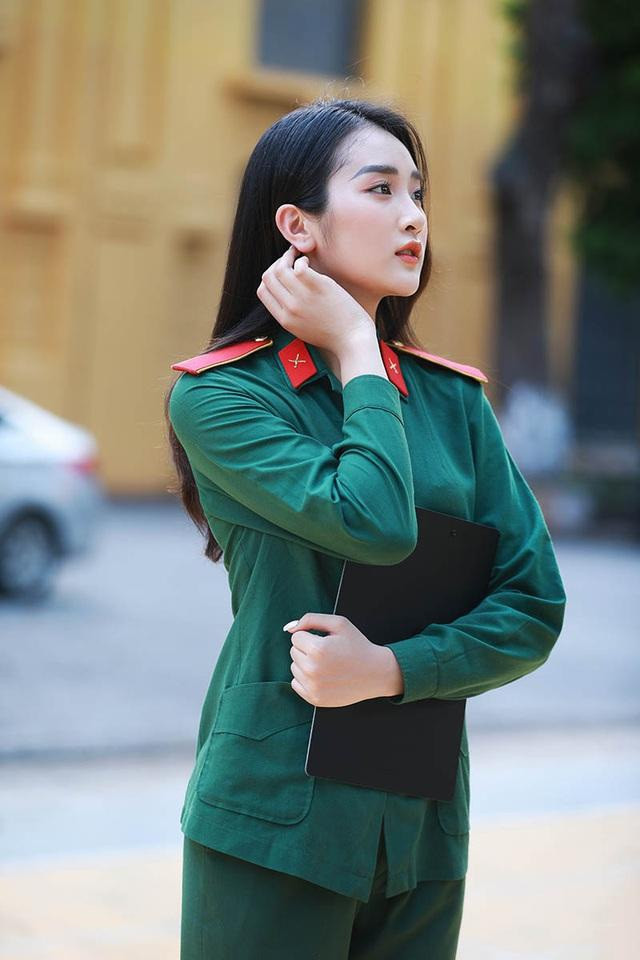 Nữ sinh thế hệ 2k đã từng học song song cả ĐH Văn hóa Nghệ thuật Quân đội và cấp 3 từ khi chưa đủ tuổi học đại học bởi đam mê mãnh liệt với âm nhạc.