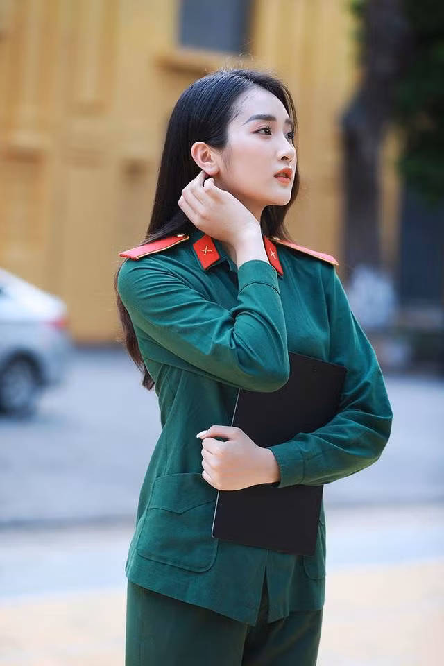 Nữ sinh thế hệ 2k đã từng học song song cả ĐH Văn hóa Nghệ thuật Quân đội và cấp 3 từ khi chưa đủ tuổi học đại học bởi đam mê mãnh liệt với âm nhạc.