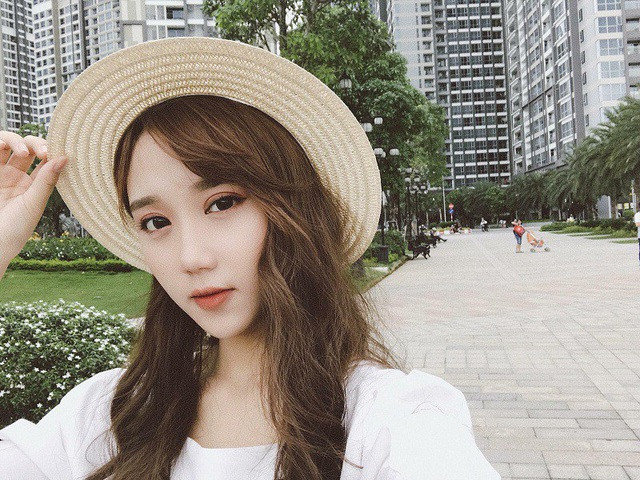 Sở hữu gương mặt thanh thoát với đôi mắt to và phong cách ăn mặc khá dịu dàng, vẻ đẹp của Nguyễn Nga thường được so sánh với các hot girl Hàn Quốc.