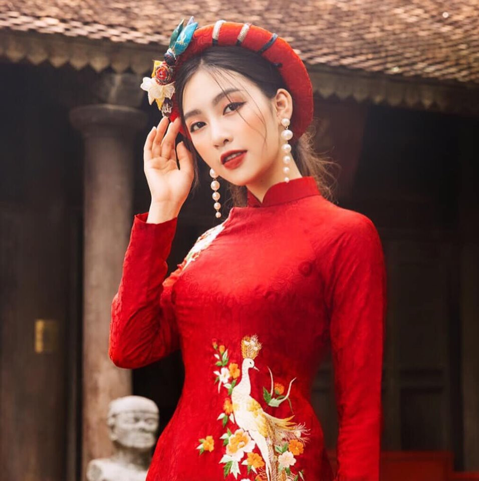 Tận dụng ưu thế gương mặt cá tính luôn giúp cô nổi bật giữa dàn trai xinh gái đẹp, Linh hiện đang là người mẫu lookbook có tiếng, được nhiều nơi "chọn mặt gửi vàng".