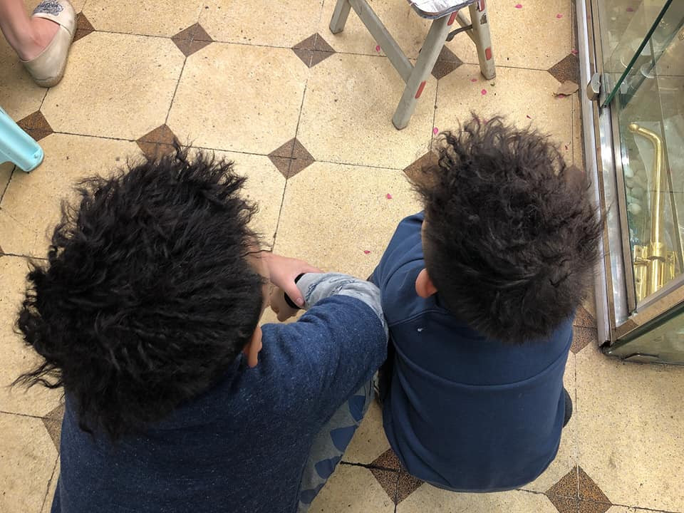 Các cậu bé cũng được cha mẹ đưa đi làm đẹp và lựa chọn kiểu tóc con sâu đón Tết. Ảnh: Lan Thu Nguyen