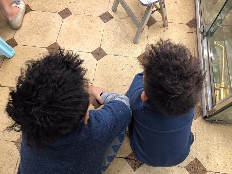 Các cậu bé cũng được cha mẹ đưa đi làm đẹp và lựa chọn kiểu tóc con sâu đón Tết. Ảnh: Lan Thu Nguyen