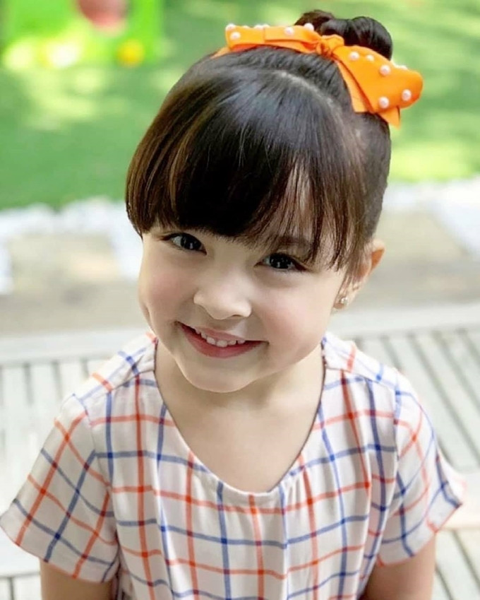 Zia tên thật là Maria Letizia Gracia-Dantes, sinh ngày 23/11/2015. Cô bé là “kết tinh tình yêu” đầu tiên của nữ diễn viên Marian Rivera và nam tài tử Dingdong Dantes sau 6 năm hẹn hò.