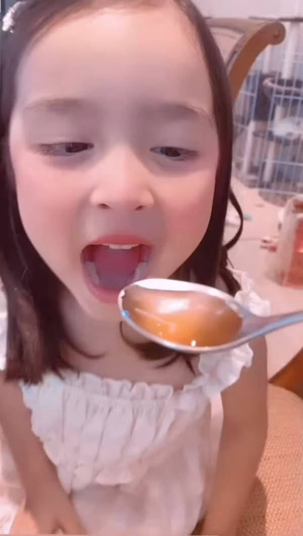 Dưới ống kính điện thoại của mẹ, Zia nổi bật với làn da trắng mịn, đôi mắt tròn to long lanh và đặc biệt là đôi môi chúm chím đáng yêu.