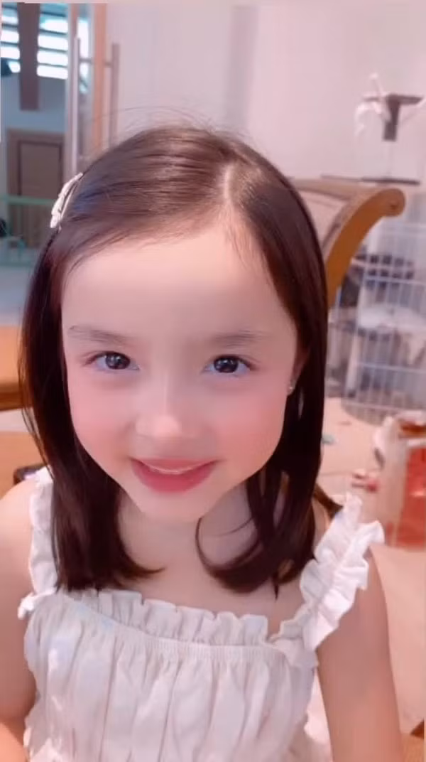 Chiếc váy trắng tinh khôi cùng mái tóc buông xõa càng “tôn” các đường nét xinh đẹp của cô bé, Zia đã lộ rõ nét của một “mỹ nhân tuyệt sắc”.