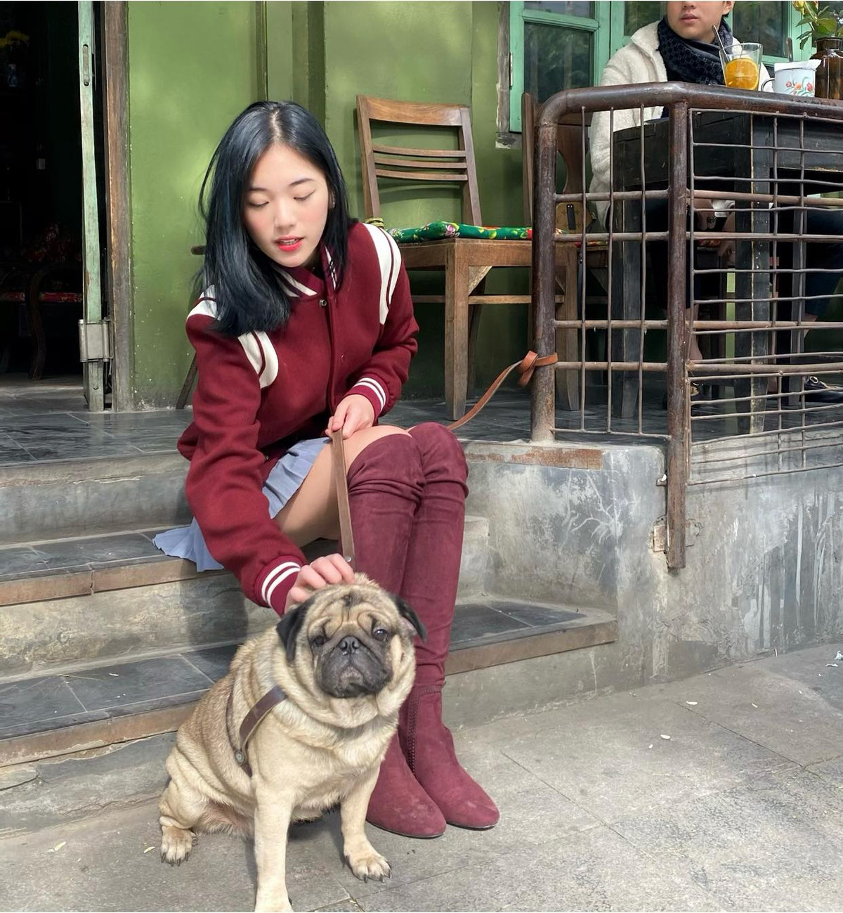 Chỉ lướt qua màn hình vài giây ngắn ngủi, nhưng nụ cười tươi tắn cùng góc nghiêng hút hồn của cô gái trẻ này đã nhanh chóng "đốn gục tim" khán giả.