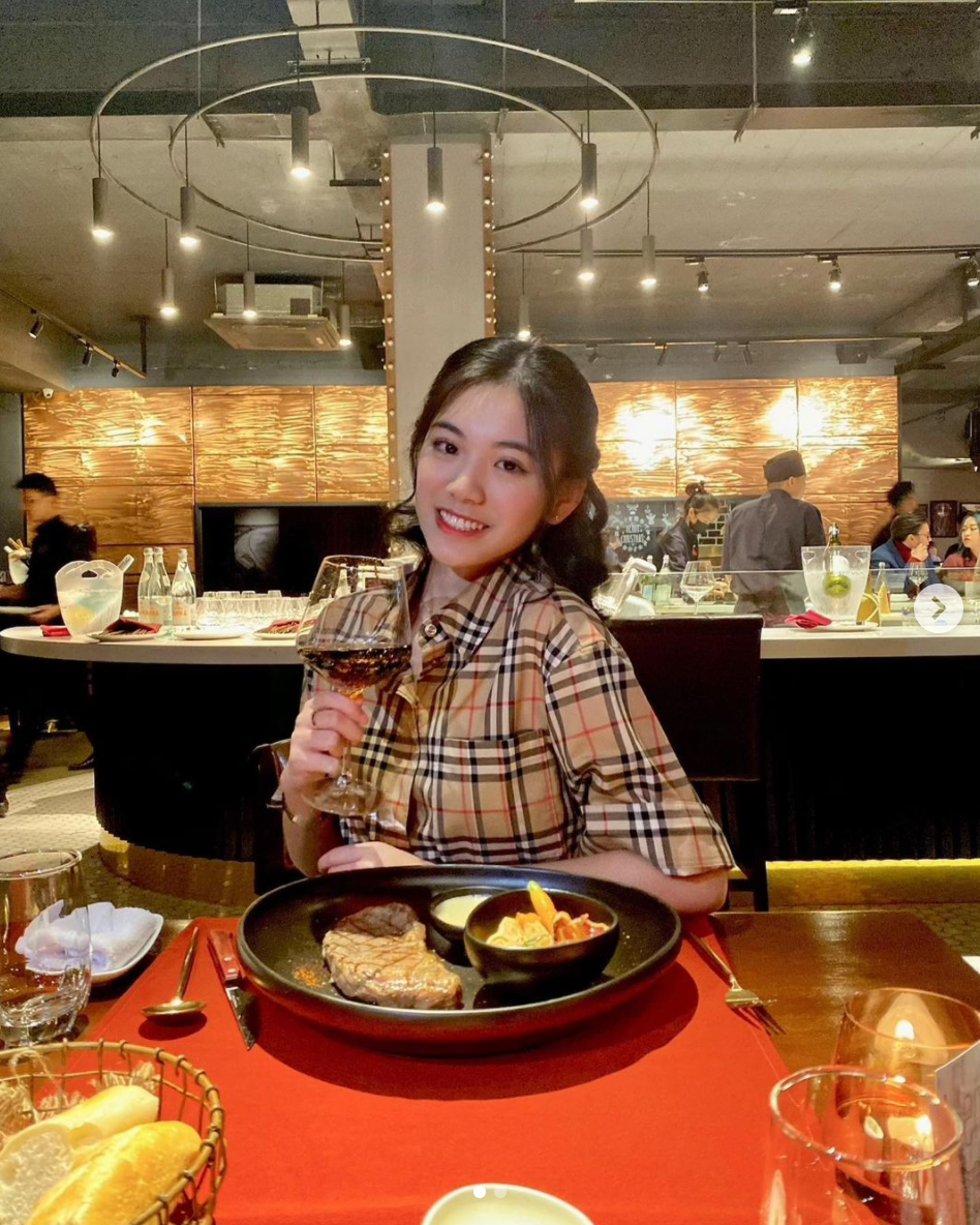 Rất nhiều cư dân mạng đã dành lời khen cho vẻ ngoài xinh đẹp của nữ sinh 2002.