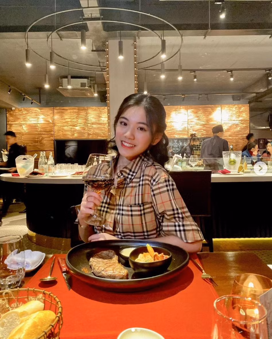 Rất nhiều cư dân mạng đã dành lời khen cho vẻ ngoài xinh đẹp của nữ sinh 2002.