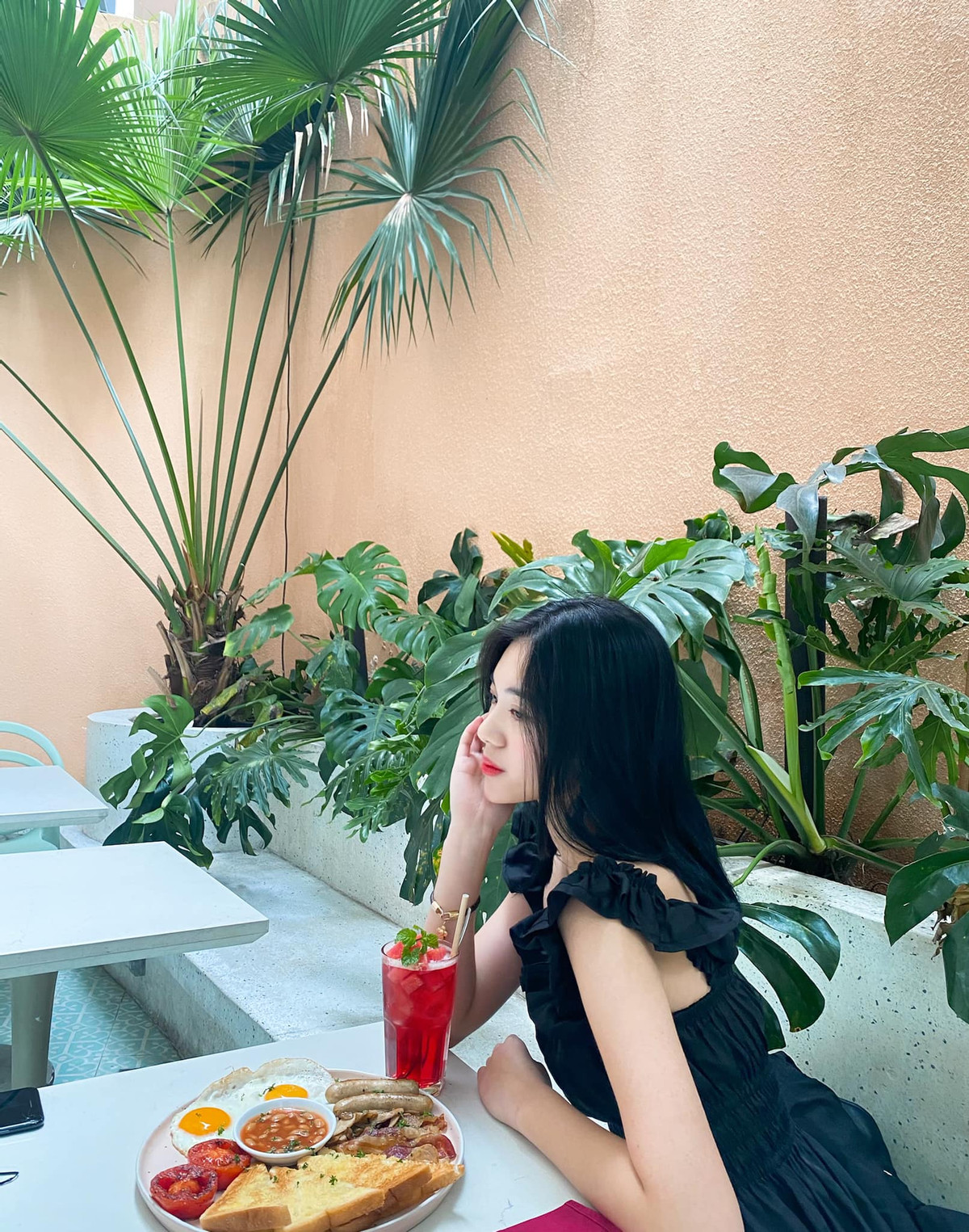 Khánh Vy sở hữu gương mặt xinh đẹp, ưa nhìn dù là khoảnh khắc quay lén hay ảnh tự đăng lên MXH.