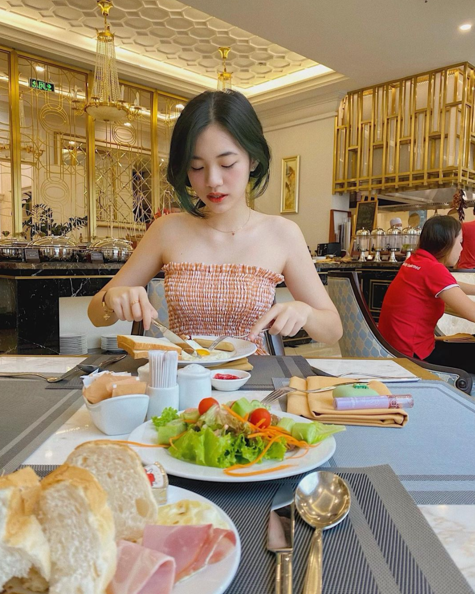 Không chỉ được người thân, bạn bè hỏi thăm, trên trang cá nhân của cô còn có rất nhiều người lạ nhắn tin làm quen. Hiện tại, Facebook của nàng hot girl này đã có đến gần 2 ngàn lượt theo dõi.