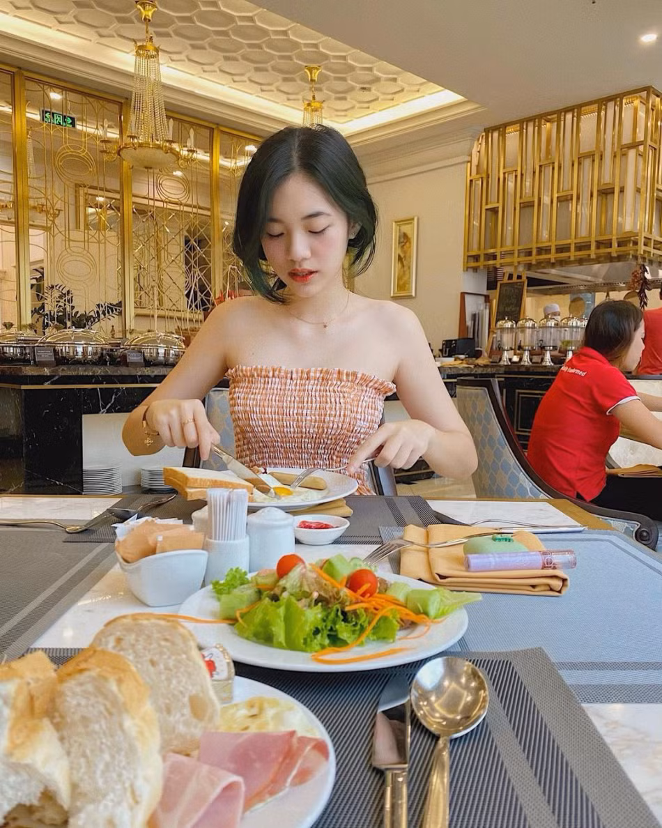 Không chỉ được người thân, bạn bè hỏi thăm, trên trang cá nhân của cô còn có rất nhiều người lạ nhắn tin làm quen. Hiện tại, Facebook của nàng hot girl này đã có đến gần 2 ngàn lượt theo dõi.