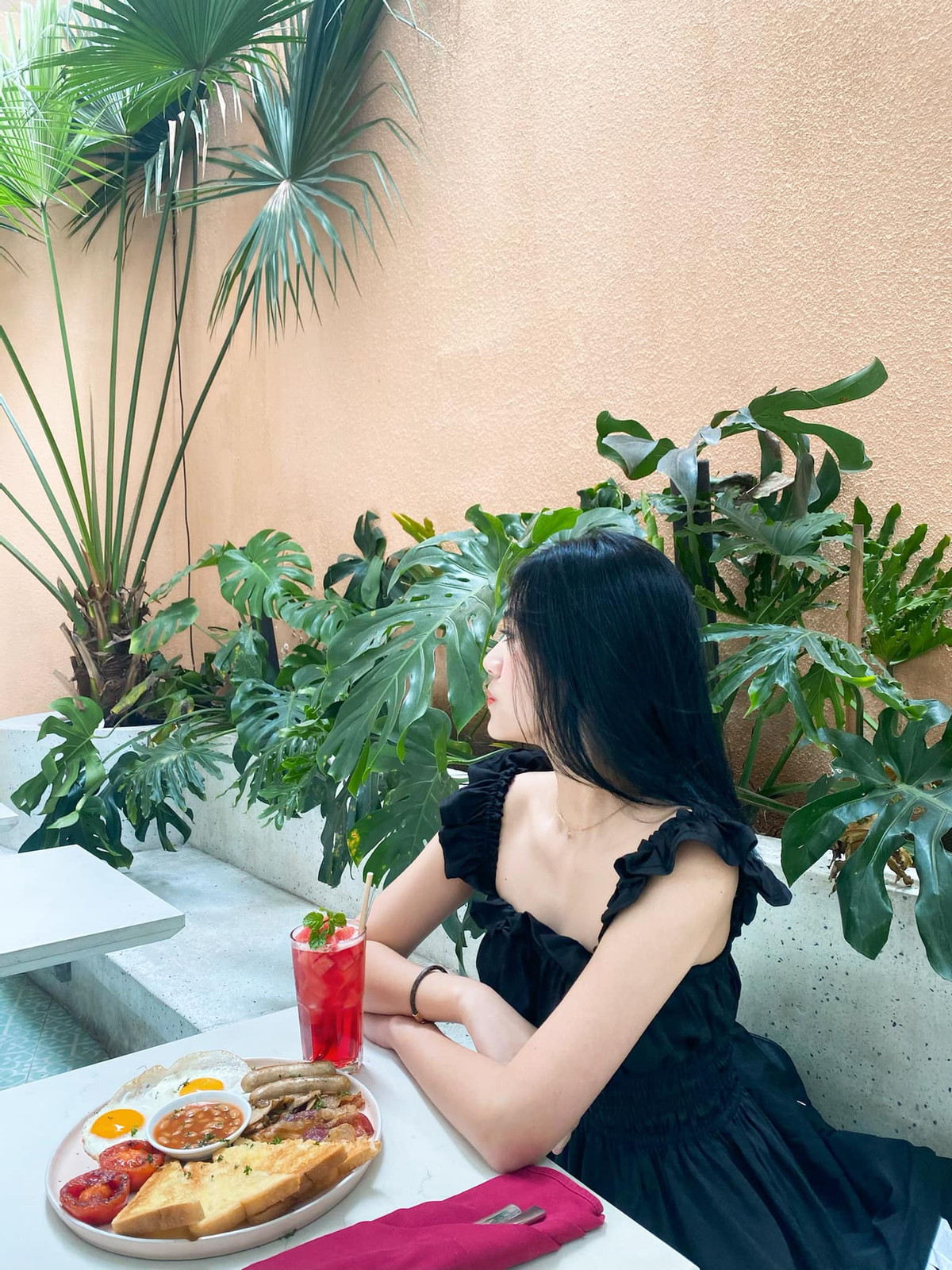 Hình ảnh ngoài đời của Khánh Vy được dân mạng truy lùng từ khi xuất hiện trên hàng ghế khán giả của chương trình Táo quân - Gặp nhau cuối năm 2021.