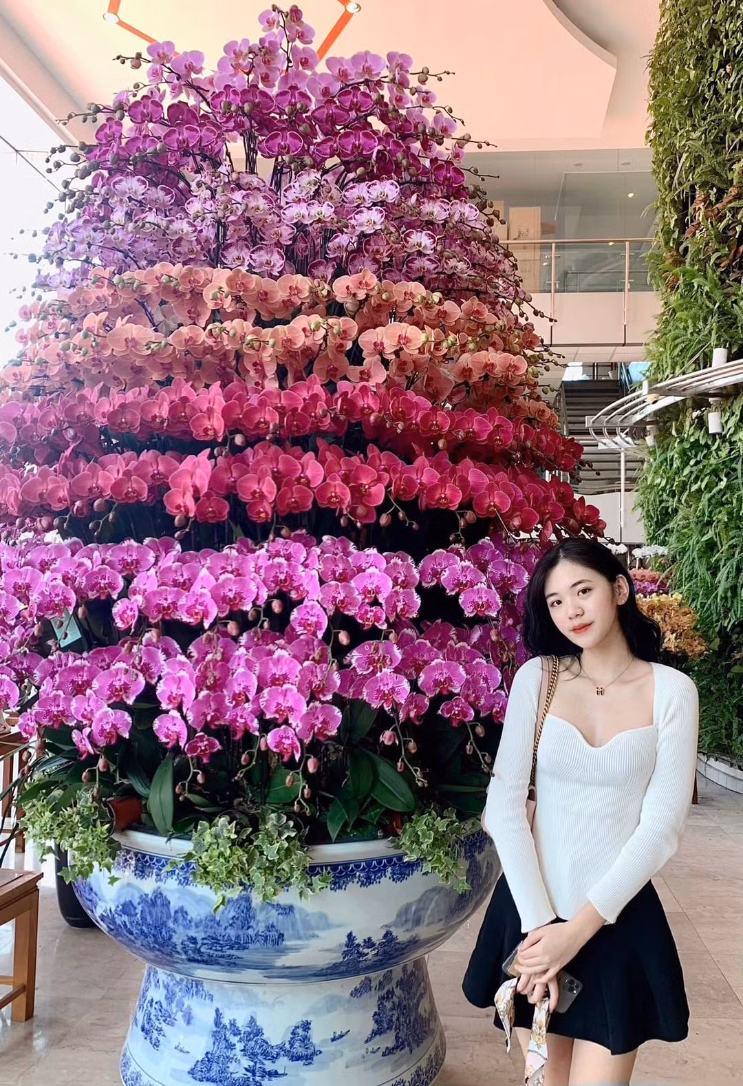 Khoảnh khắc trên của gái xinh Táo Quân nhanh chóng được nhiều người chụp lại và chia sẻ tại các diễn đàn.