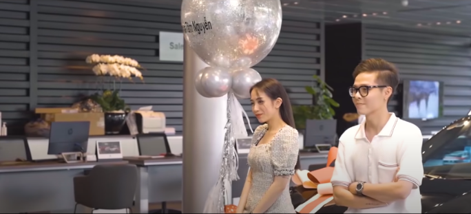 Vlog nhanh chóng thu hút được sự quan tâm của cộng đồng mạng, hầu hết đều chúc mừng và có phần choáng váng trước sự giàu có của cô nàng rich kid 9X này.