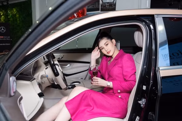 Được biết, chiếc xe ôtô mới của người đẹp thuộc dòng xe hạng sang đến từ Đức. Chiếc xe này có giá trị hơn 7 tỷ đồng.