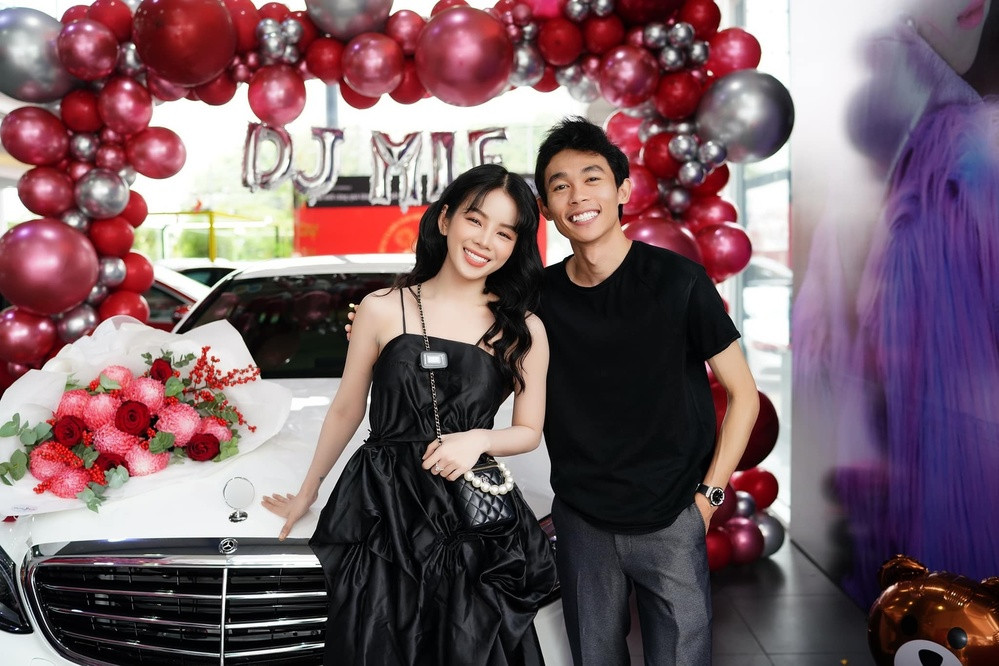 Sau khi vướng phải những nghi vấn chia tay, Hồng Thanh bất ngờ nắm tay Mie, cả hai tông xuyệt tông cùng đến địa điểm bàn giao "xế hộp" mới.