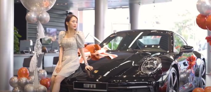 Theo chia sẻ của con gái Minh Nhựa, vì hai vợ chồng hợp mệnh màu đen nên đã thiết kế nội thất đến nước sơn bên ngoài đều mang màu đen sang trọng.