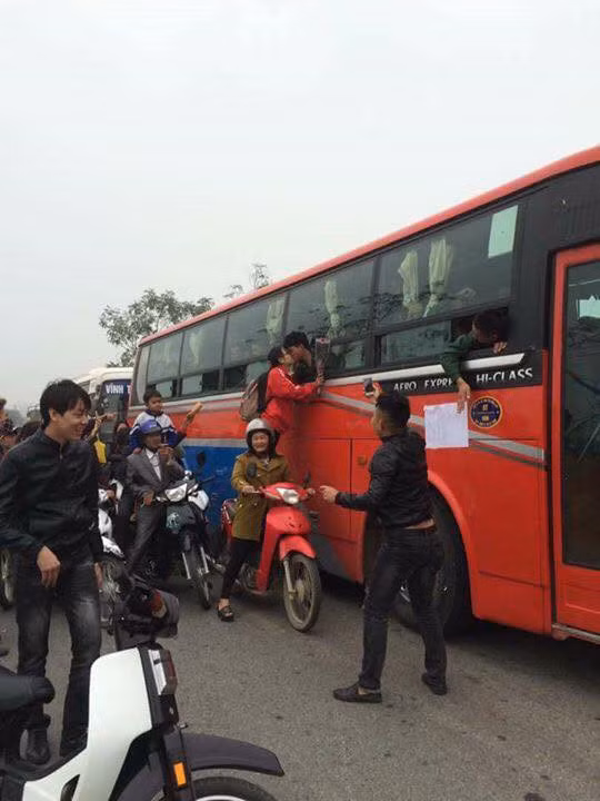 Những ngày này, trên mạng xã hội tràn ngập những hình ảnh tân binh chuẩn bị lên đường ngập tràn cảm xúc trong vòng tay của người thân.