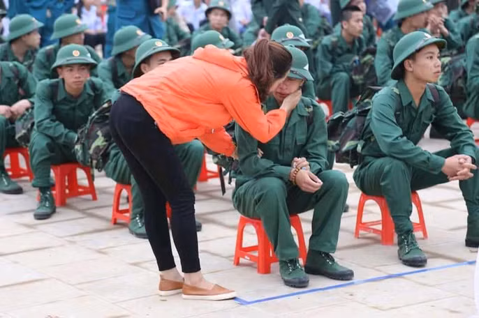 Hình ảnh mẹ ôm con, bạn gái ôm bạn trai, bố nắm tay con qua cửa kính xe khiến buổi giao nhận quân thêm phần bịn rịn.