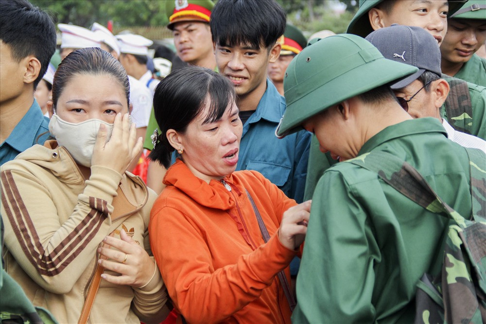 Rất đông người gửi lời chúc hòa cùng niềm vui của các tân binh lên đường hoàn thành nghĩa vụ với Tổ quốc. Ảnh: Tổng hợp