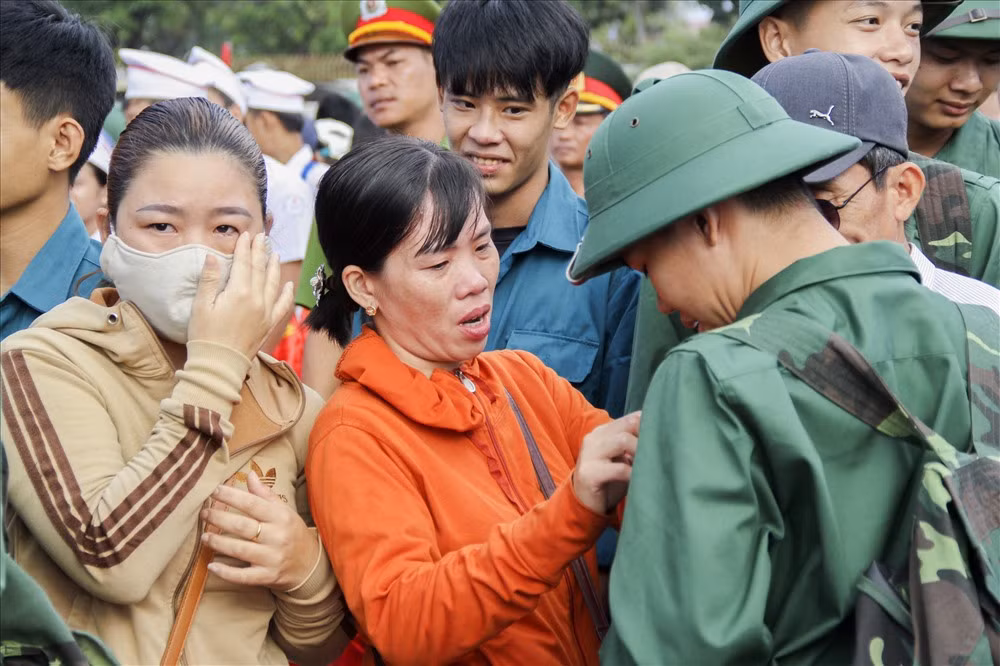 Rất đông người gửi lời chúc hòa cùng niềm vui của các tân binh lên đường hoàn thành nghĩa vụ với Tổ quốc. Ảnh: Tổng hợp