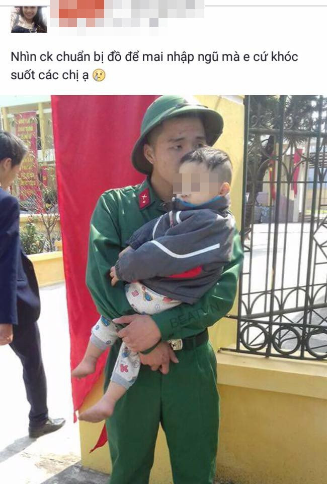 Người vợ không giấu nổi giọt nước mắt trước ngày chồng lên đường nhập ngũ.