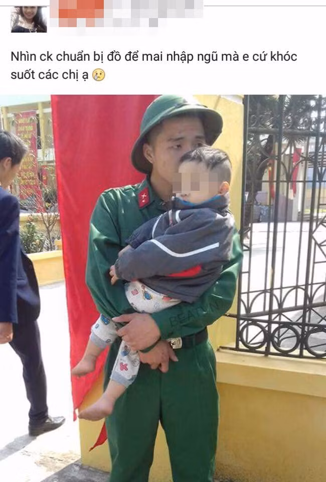 Người vợ không giấu nổi giọt nước mắt trước ngày chồng lên đường nhập ngũ.