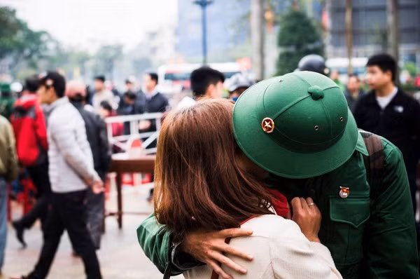 Để động viên các chàng trai trong ngày lên đường nhập ngũ gặp nhiều may mắn và hoàn thành tốt nhiệm vụ mà nhà nước giao phó, không ít cô gái trẻ đã gác lại chuyện tình cảm cùng lời hứa hẹn chờ ngày bạn trai hoàn thành nghĩa vụ trở về.