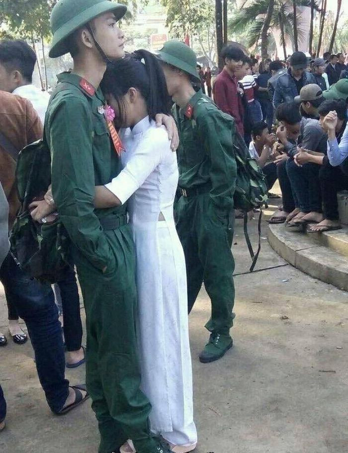 Giọt nước mắt bịn rịn trong giây phút chia tay ngày tòng quân.
