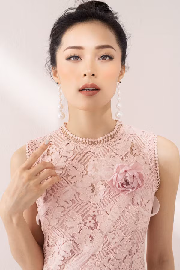 3 năm sau chuyện tình cảm ồn ào với Cường Đô La, cuộc sống của Hạ Vi vẫn nhận được nhiều sự quan tâm của công chúng dù cô ít tham gia các hoạt động nghệ thuật.