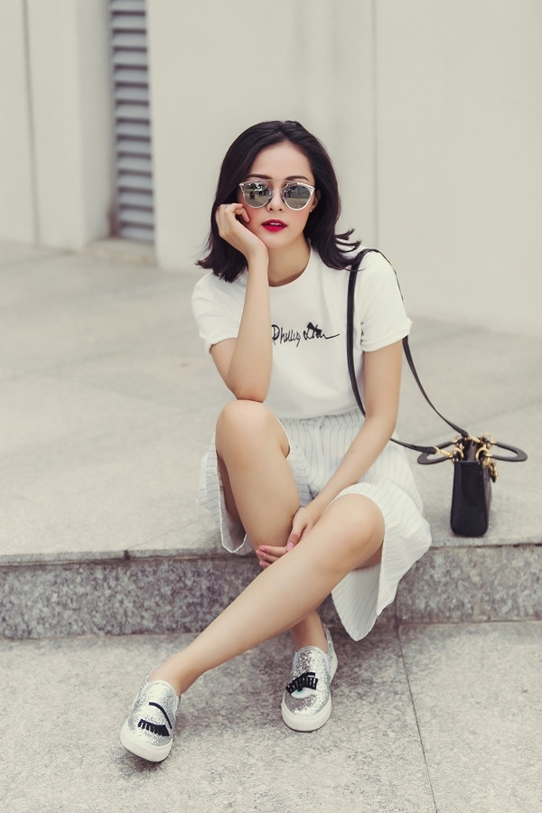 Bên cạnh loạt ồn ào về tình ái, nhan sắc của Hạ Vi cũng gây nên nhiều tranh cãi.