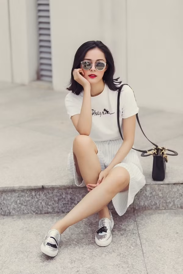 Bên cạnh loạt ồn ào về tình ái, nhan sắc của Hạ Vi cũng gây nên nhiều tranh cãi.