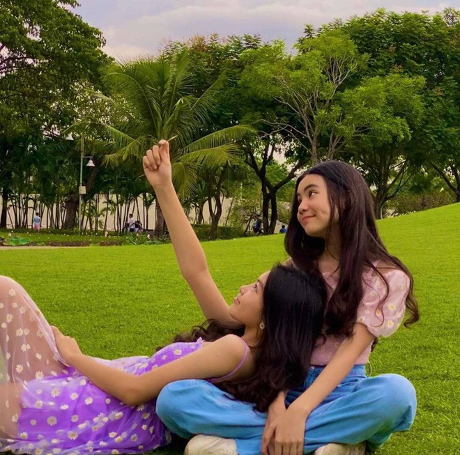 Nếu như cô chị Lọ Lem khiến người đối diện phải đứng ngồi không yên với vẻ đẹp như Hoa hậu thì cô em gái Hạt Dẻ cũng đang dần thể hiện ra vẻ xinh đẹp, dịu dàng thiếu nữ.