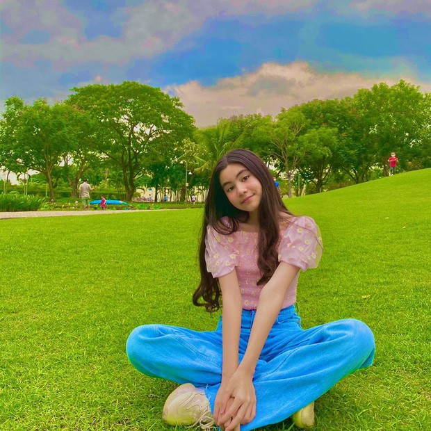 Cả 2 chị em đều có chiều cao đáng ngưỡng mộ, khi đứng cạnh ba mẹ đều không kém cạnh bao nhiêu.