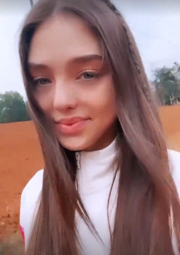 Mới đây, bạn gái thủ môn Bùi Tiến Dũng - Dianka Zakhidova vừa chia sẻ trên Instagram đoạn video cô quay cảnh đồng lúa thanh bình. Không nói dân mạng cũng nhận ra đó là khung cảnh trên đường về nhà bạn trai ở Thanh Hóa.