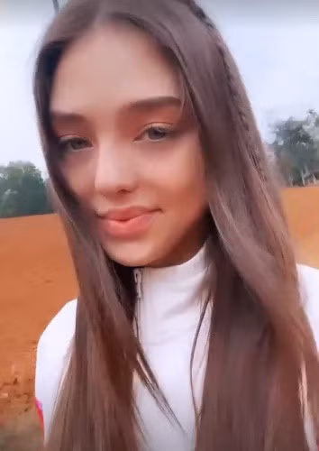 Mới đây, bạn gái thủ môn Bùi Tiến Dũng - Dianka Zakhidova vừa chia sẻ trên Instagram đoạn video cô quay cảnh đồng lúa thanh bình. Không nói dân mạng cũng nhận ra đó là khung cảnh trên đường về nhà bạn trai ở Thanh Hóa.