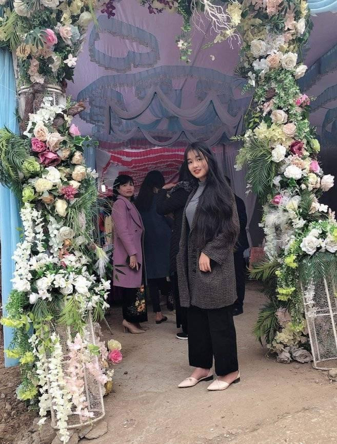 Thiếu nữ dân tộc Lương Thị An với những hình ảnh đời thường giản dị, mái tóc dài đen mượt và nụ cười "đốn tim" hàng loạt chàng trai.