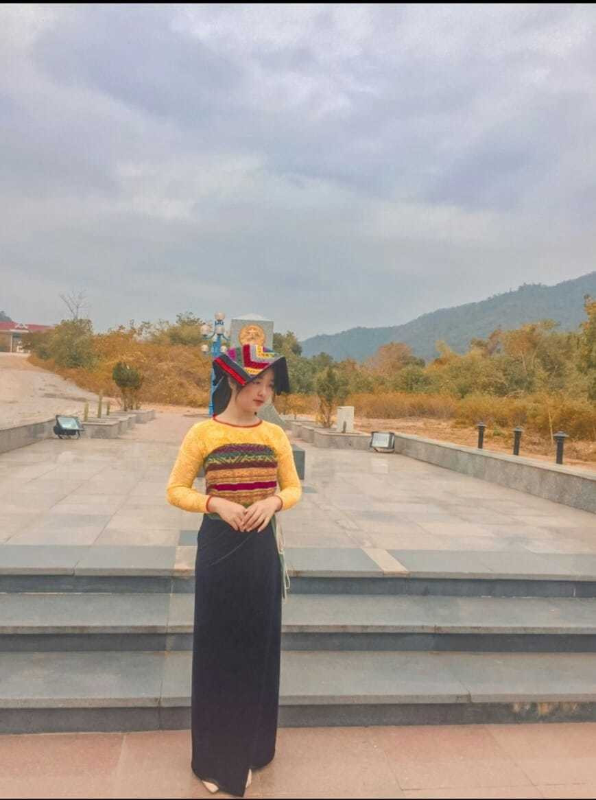 Nhìn thoáng qua ai cũng thấy thu hút bởi gương mặt tròn bầu bĩnh, đôi mắt to tròn của gái xinh xứ Thanh.