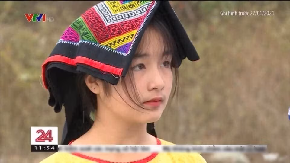 Cụ thể, trong một phóng sự được phát sóng trên truyền hình, ai nấy chú ý đến người con gái đứng cạnh cột mốc biên giới số 281 của Việt Nam và nước bạn Lào. Ảnh: Chụp màn hình