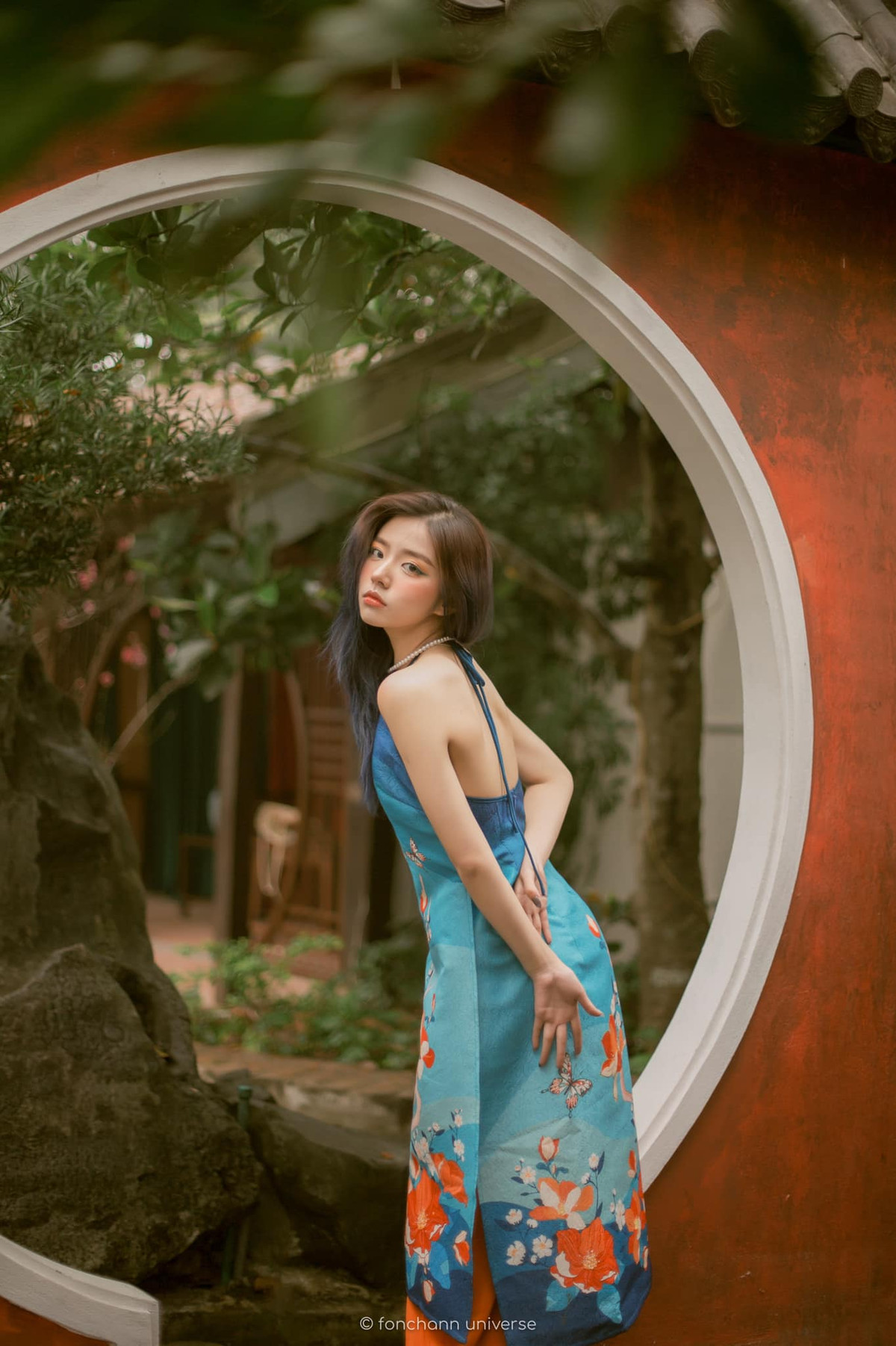 Trong bộ ảnh đón Xuân 2021, gái xinh này lựa chọn trang phục áo dài cách tân với tông màu xanh trẻ trung, tự tin khoe bờ vai trắng muốt và tấm lưng trần gợi cảm.