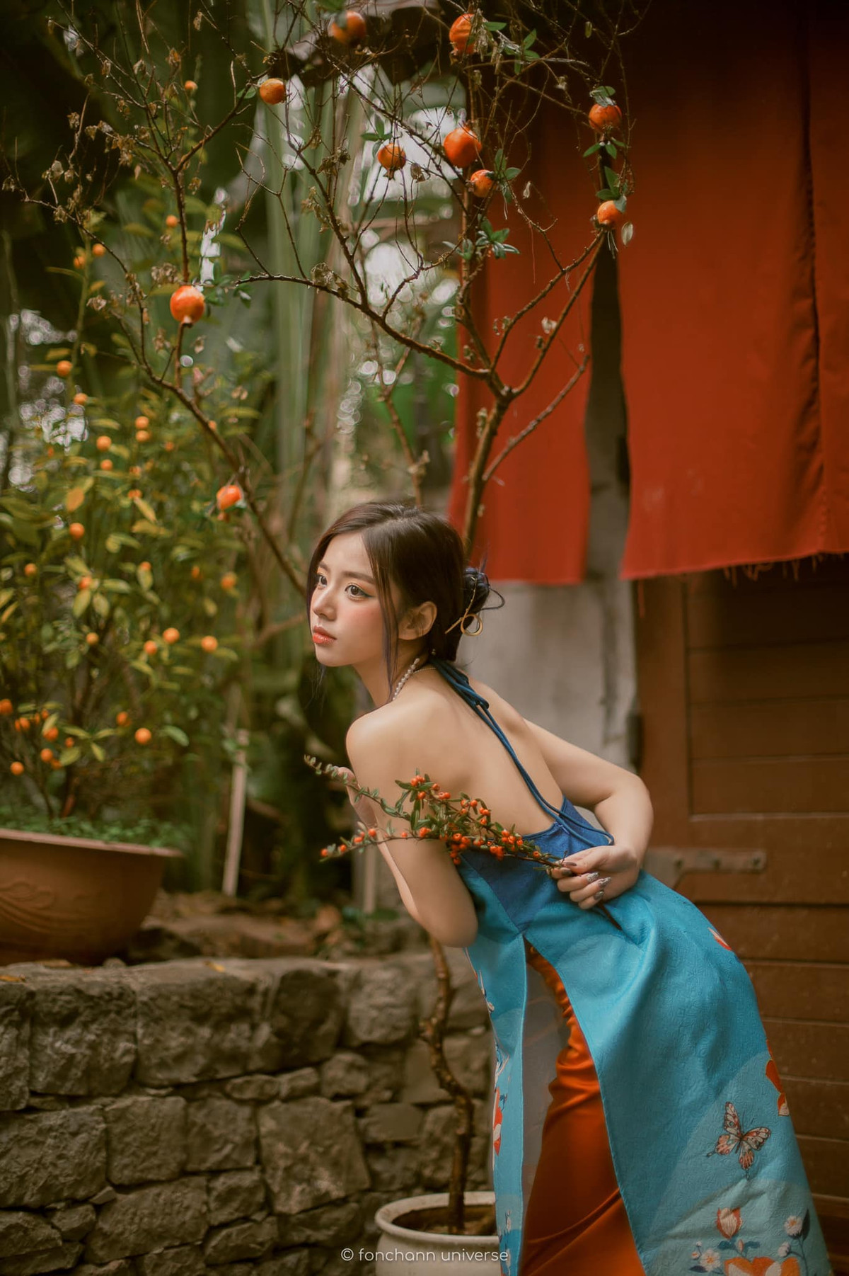 Ngoài ra, Hằng còn làm thêm công việc mẫu ảnh tự do cũng như bắt đầu sự nghiệp kinh doanh.