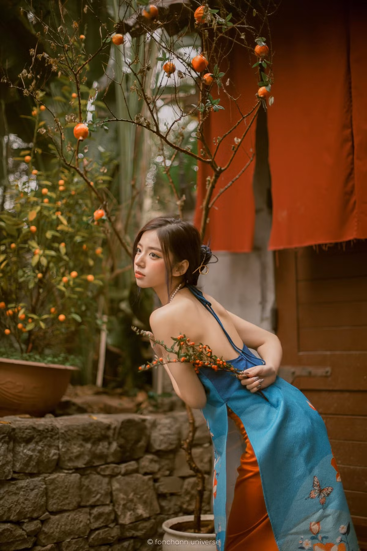 Ngoài ra, Hằng còn làm thêm công việc mẫu ảnh tự do cũng như bắt đầu sự nghiệp kinh doanh.