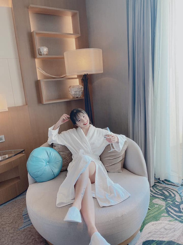 Nhờ nhan sắc xinh đẹp cùng thân hình chuẩn 3 vòng cùng những hình ảnh nóng bỏng, hot girl Quảng Ninh nhanh chóng trở thành một trong những gương mặt đình đám trên nền tảng TikTok.