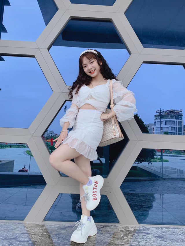 Không chỉ được nhiều bạn trẻ Việt Nam yêu thích, những video đáng yêu của cô bé 17 tuổi này còn được nhiều tài khoản nước ngoài học theo và cover lại.