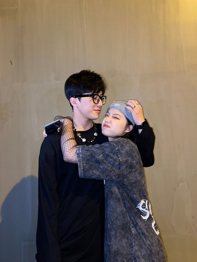 Khải Hưng và Thảo Vy gặp gỡ nhau trong một lần anh chàng có dịp vào Sài Gòn thăm bạn bè. Cả hai có ấn tượng sâu đậm với đối phương ngay từ ánh mắt đầu tiên.