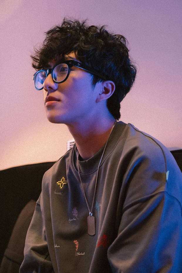 Phan Khải Hưng (sinh năm 2002, quê Nghệ An), hot boy này là một trong những cái tên nổi tiếng trong làng mẫu ảnh tự do ở Hà Nội.