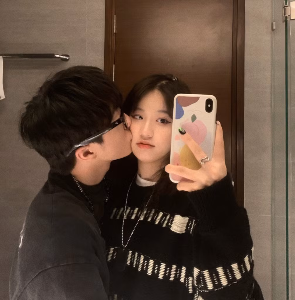 Mặc dù ngoại hình nhìn không mấy chênh lệch nhưng Khải Hưng và Thảo Vy hơn kém nhau 3 tuổi khiến ai cũng bất ngờ. Được biết, hiện tại Khải Hưng sinh sống tại Hà Nội, còn Thảo Vy ở Sài Gòn.