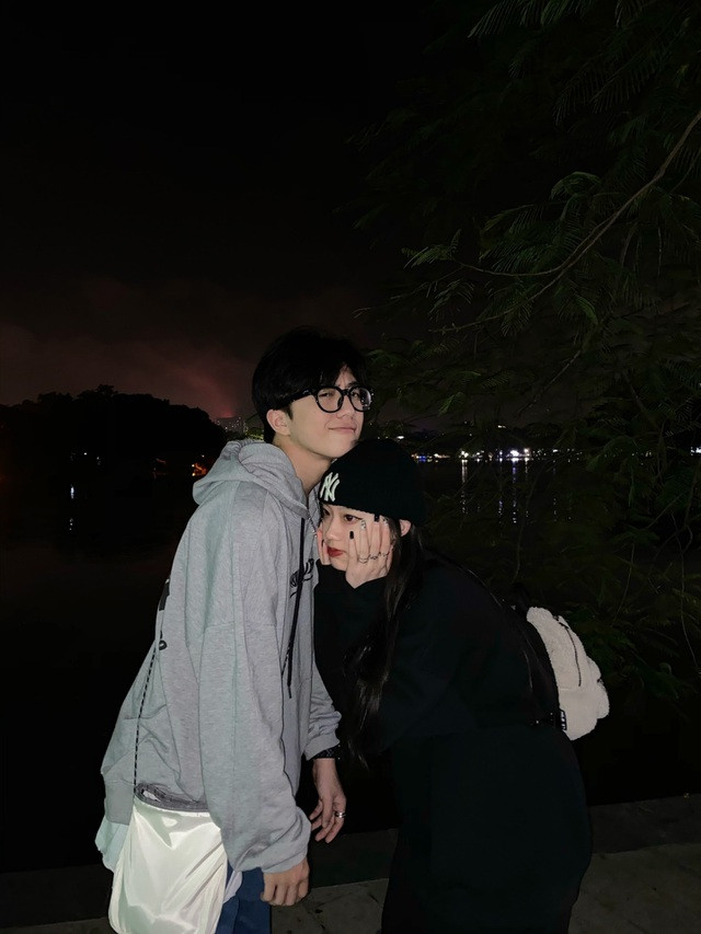 Được biết, cả hai yêu nhau được hơn 3 tháng, mới đây cô nàng quyết định công khai mối quan hệ này trên trang Instagram của mình để tạo bất ngờ cho đối phương.