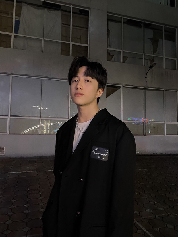 Khải Hưng có nét ngoại hình điển trai cùng phong cách thời trang đa dạng, phong phú.