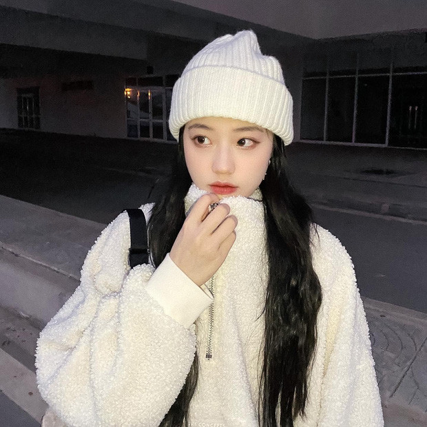 Còn phía đằng gái, cô nàng Thảo Vy (sinh năm 1999, quê Đồng Tháp) cũng là mẫu ảnh khá nổi trên MXH.